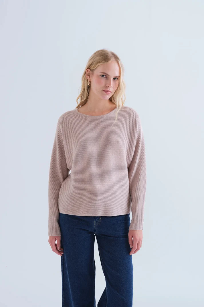 Beige knit met strepen patroon