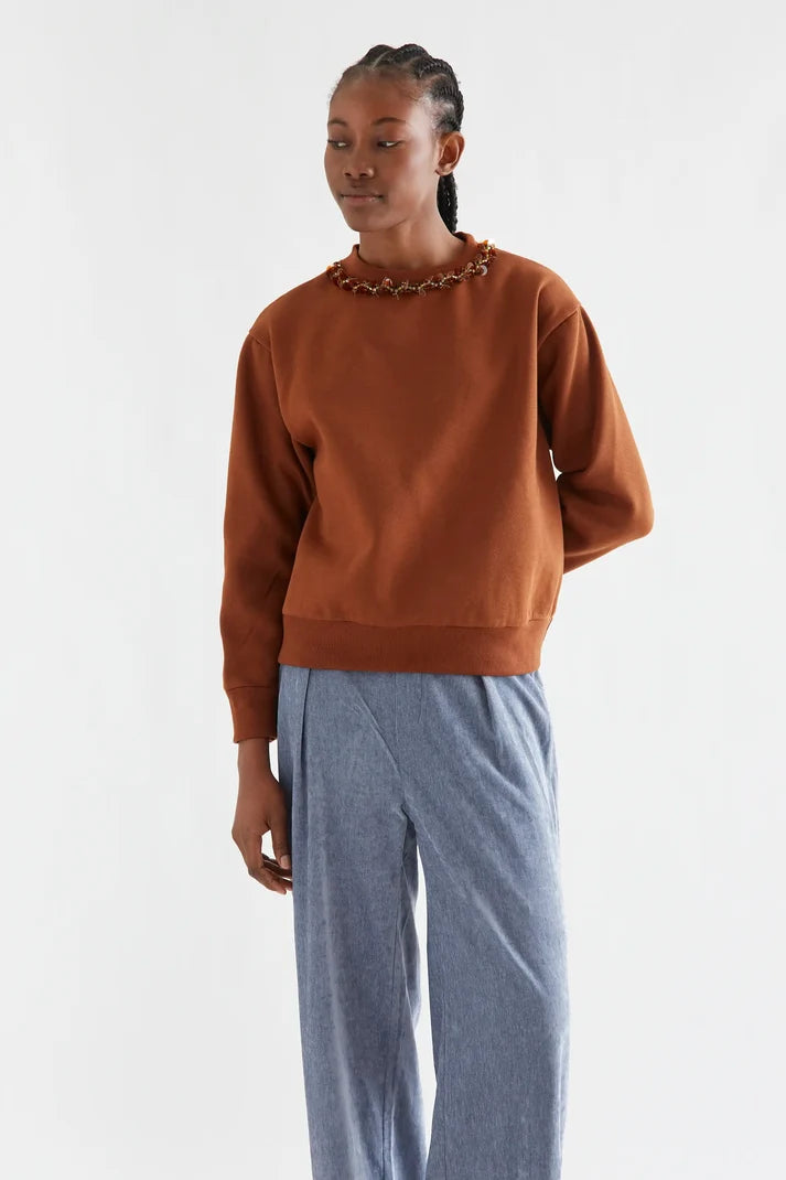 Zwarte sweater met goudkleurige "juwelen"kraag