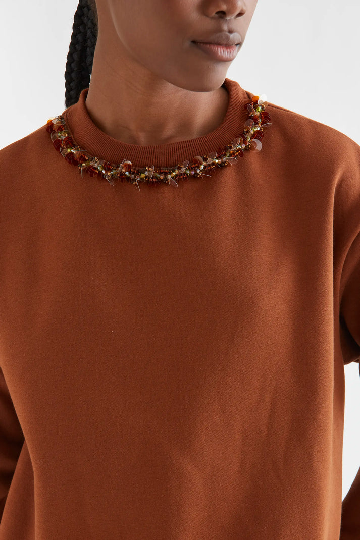 Zwarte sweater met goudkleurige "juwelen"kraag