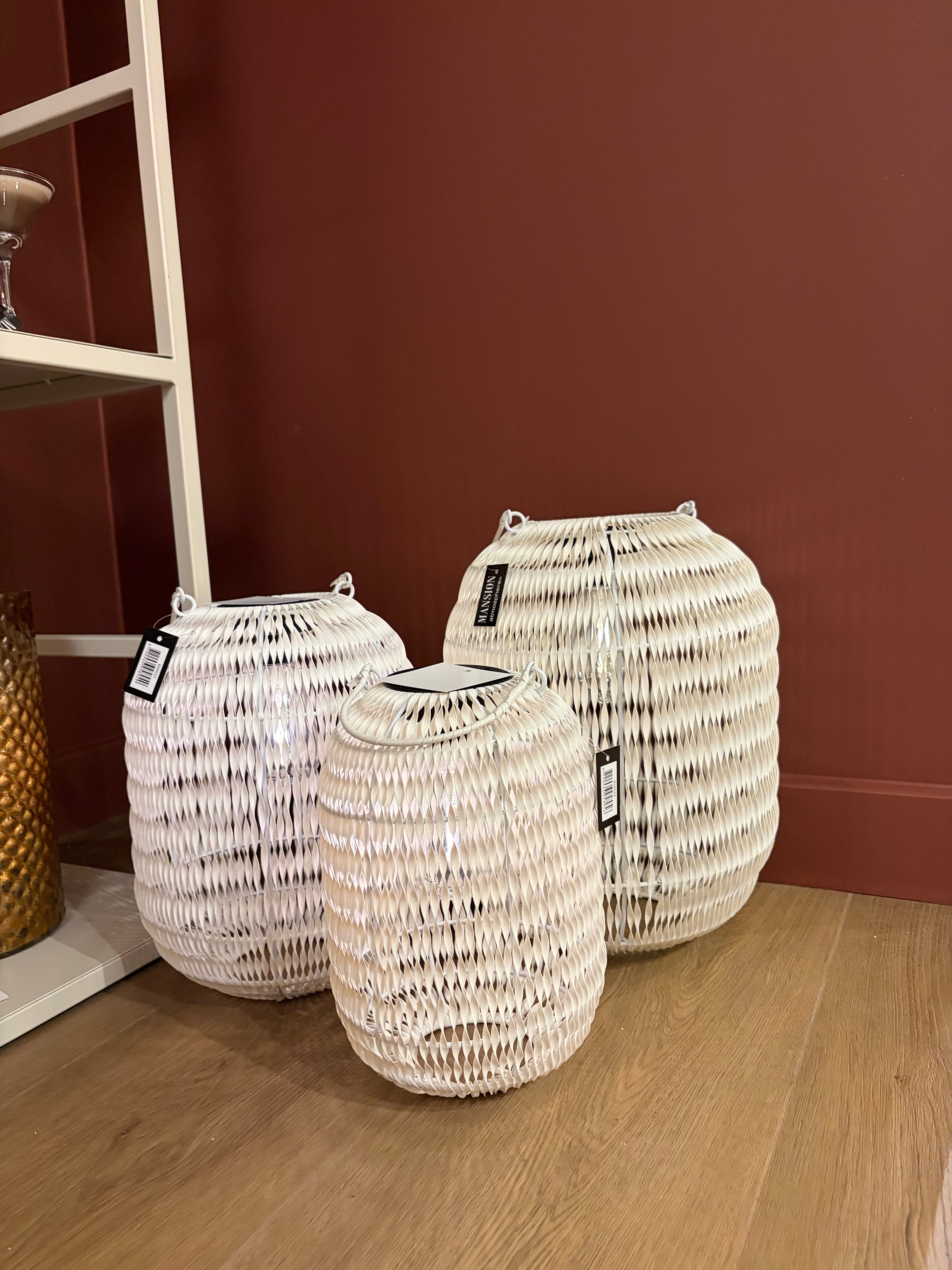 Witte rattan lamp op zonne energie