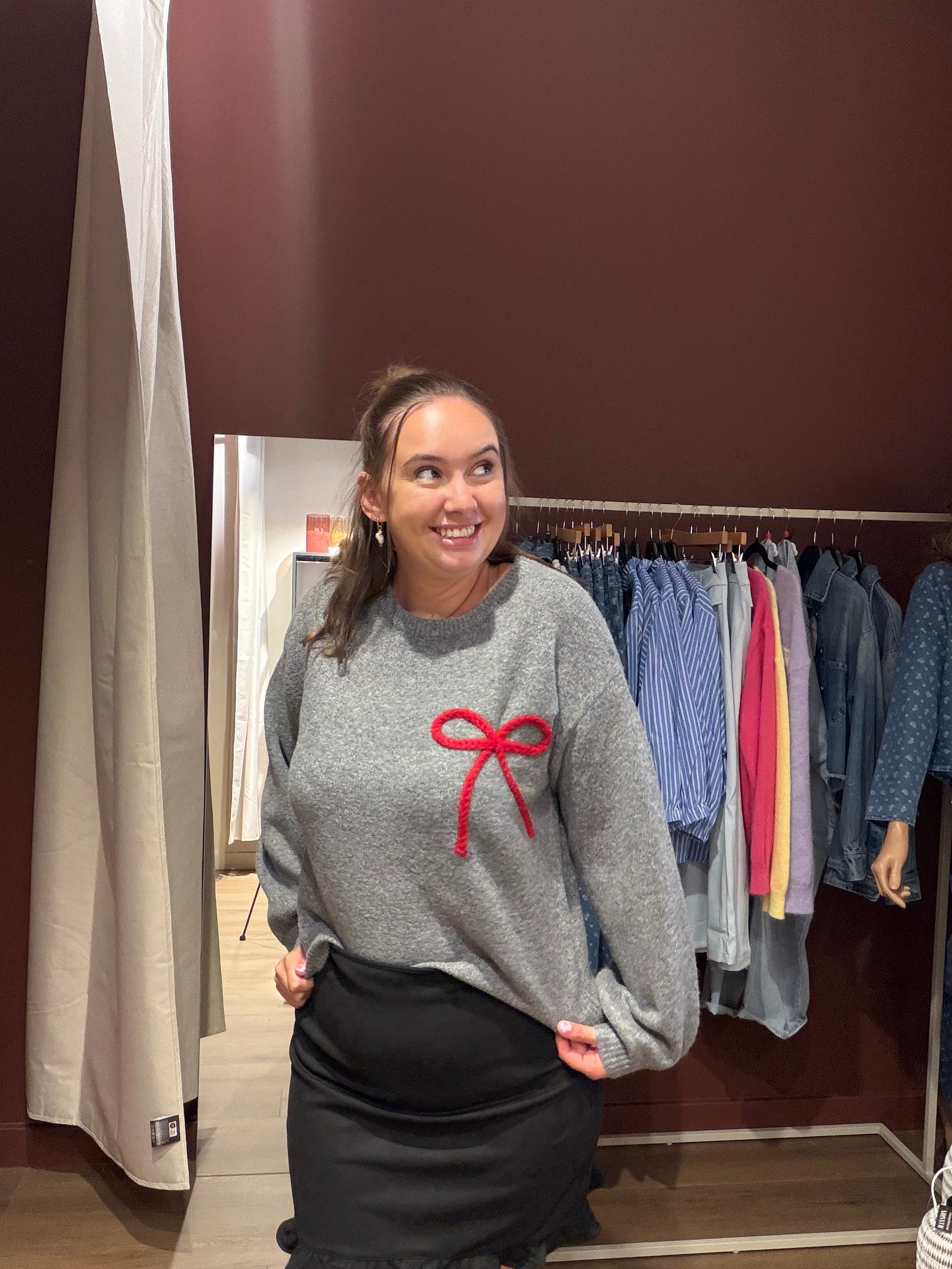Grijze knit met rode strik