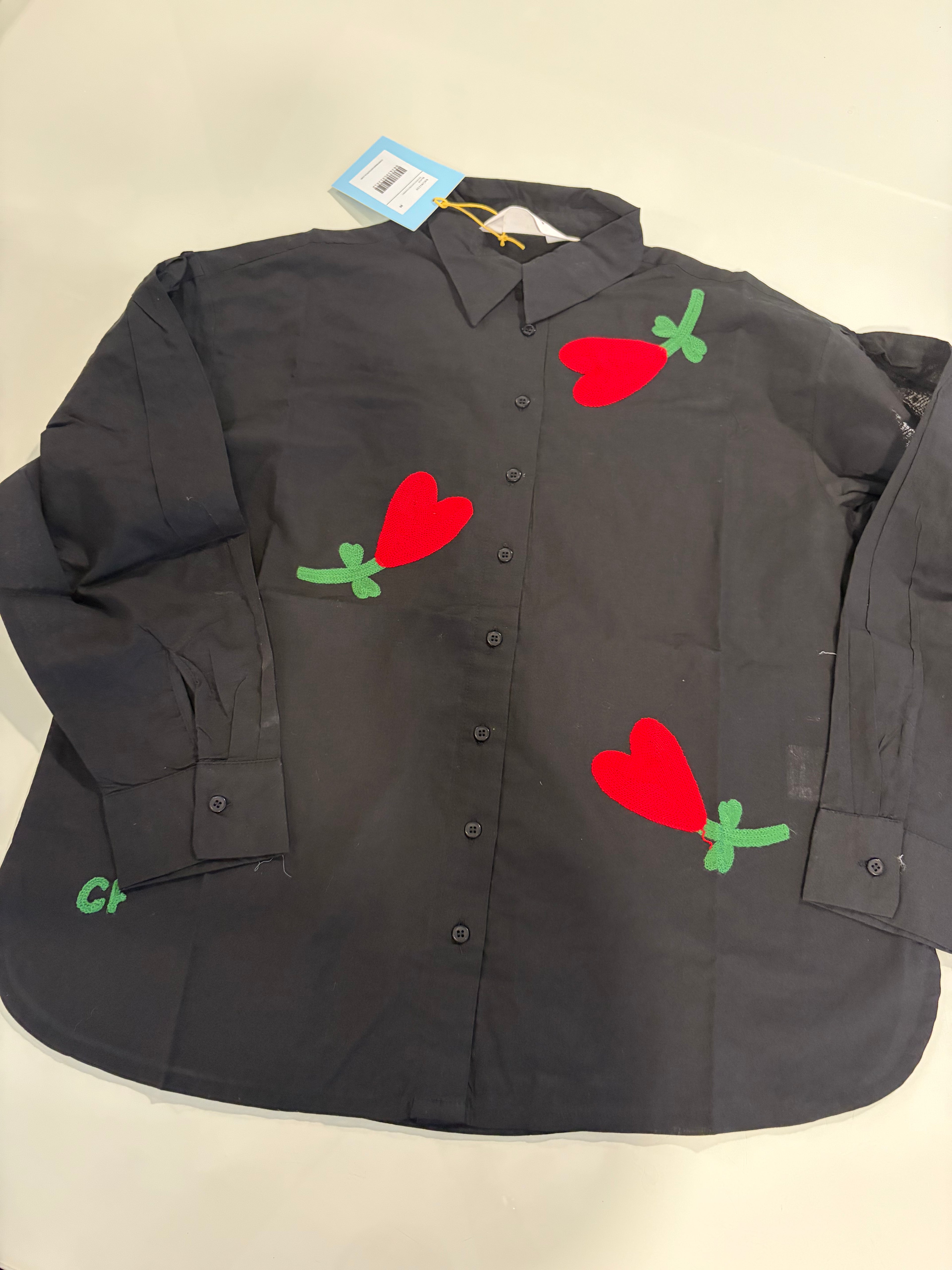Zwarte katoenen blouse met rode hartjes bloemen