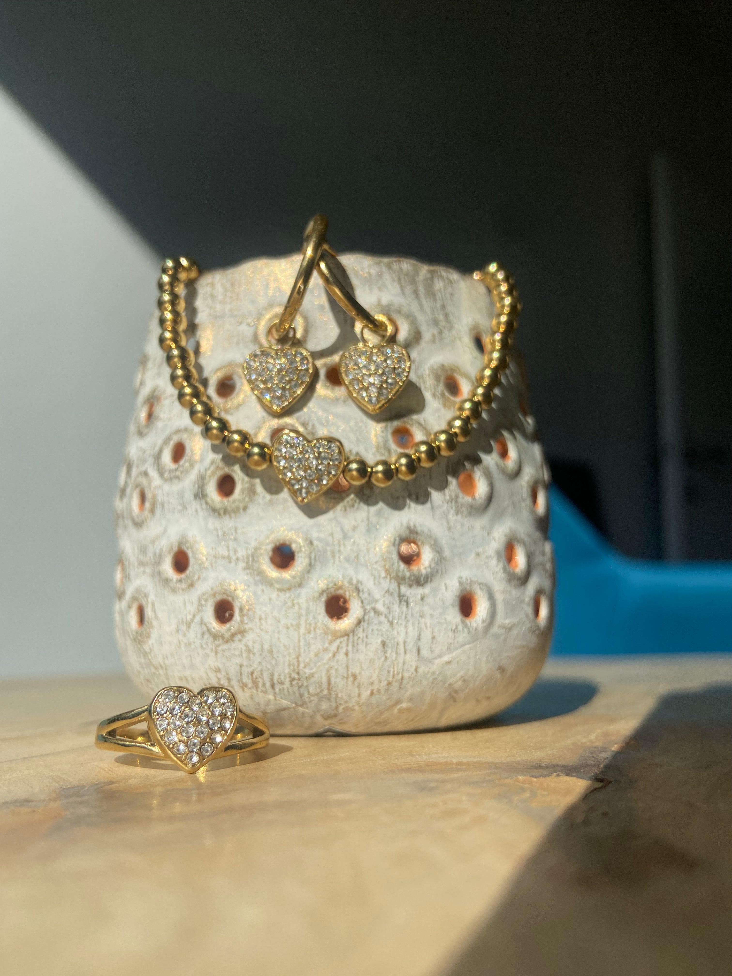 Gouden oorringen met zirkonia hartjes