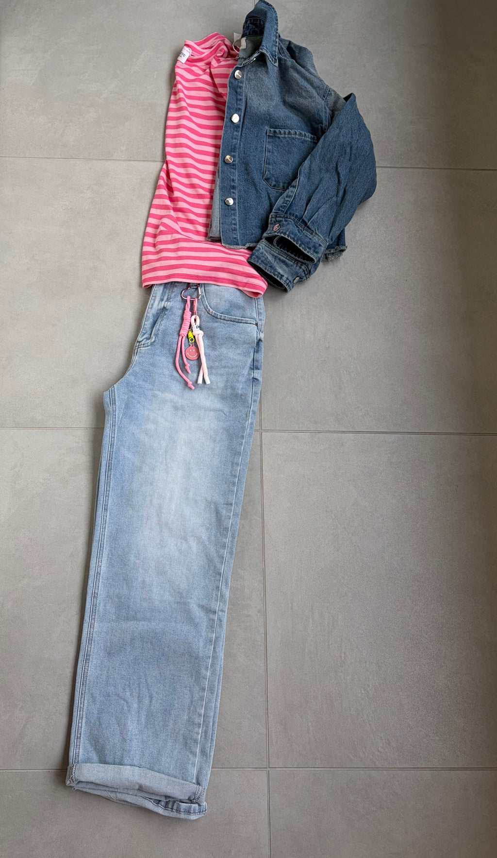 Deze cropped jeansjas