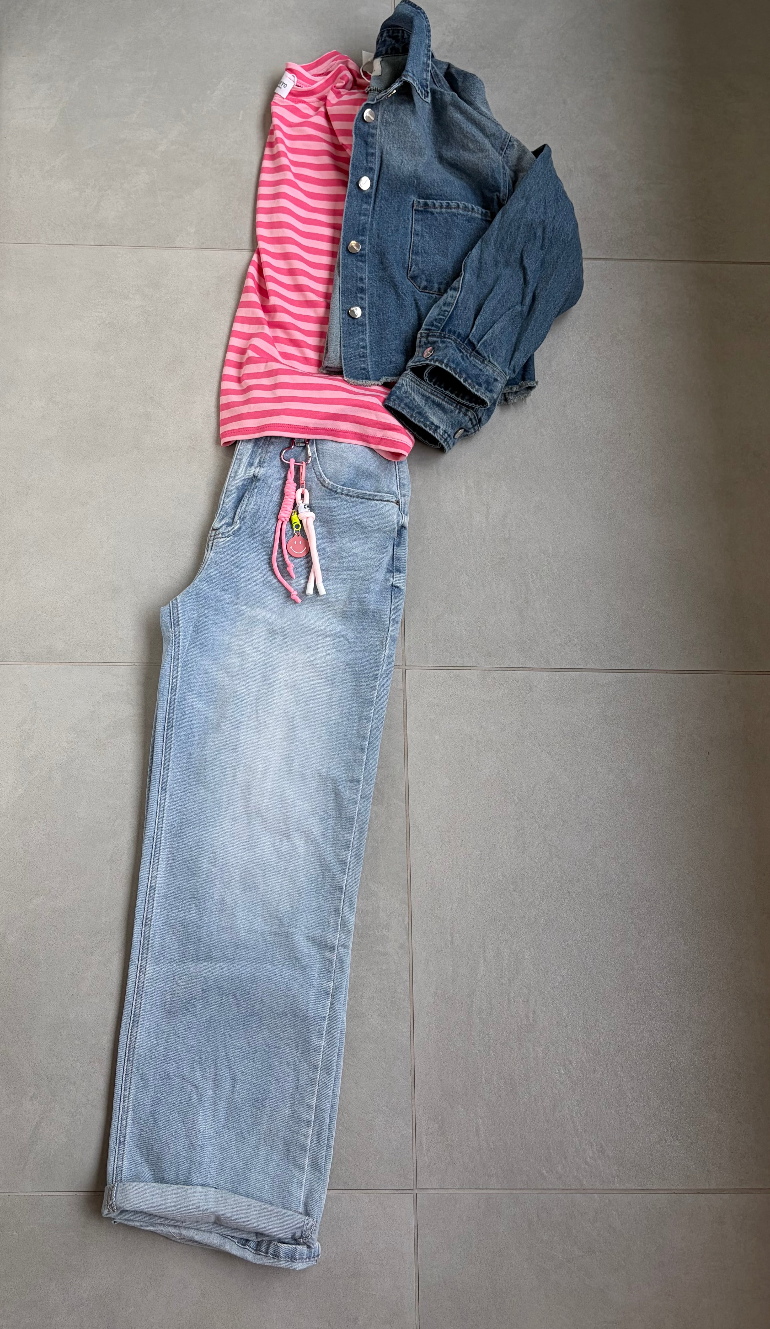 Deze cropped jeansjas