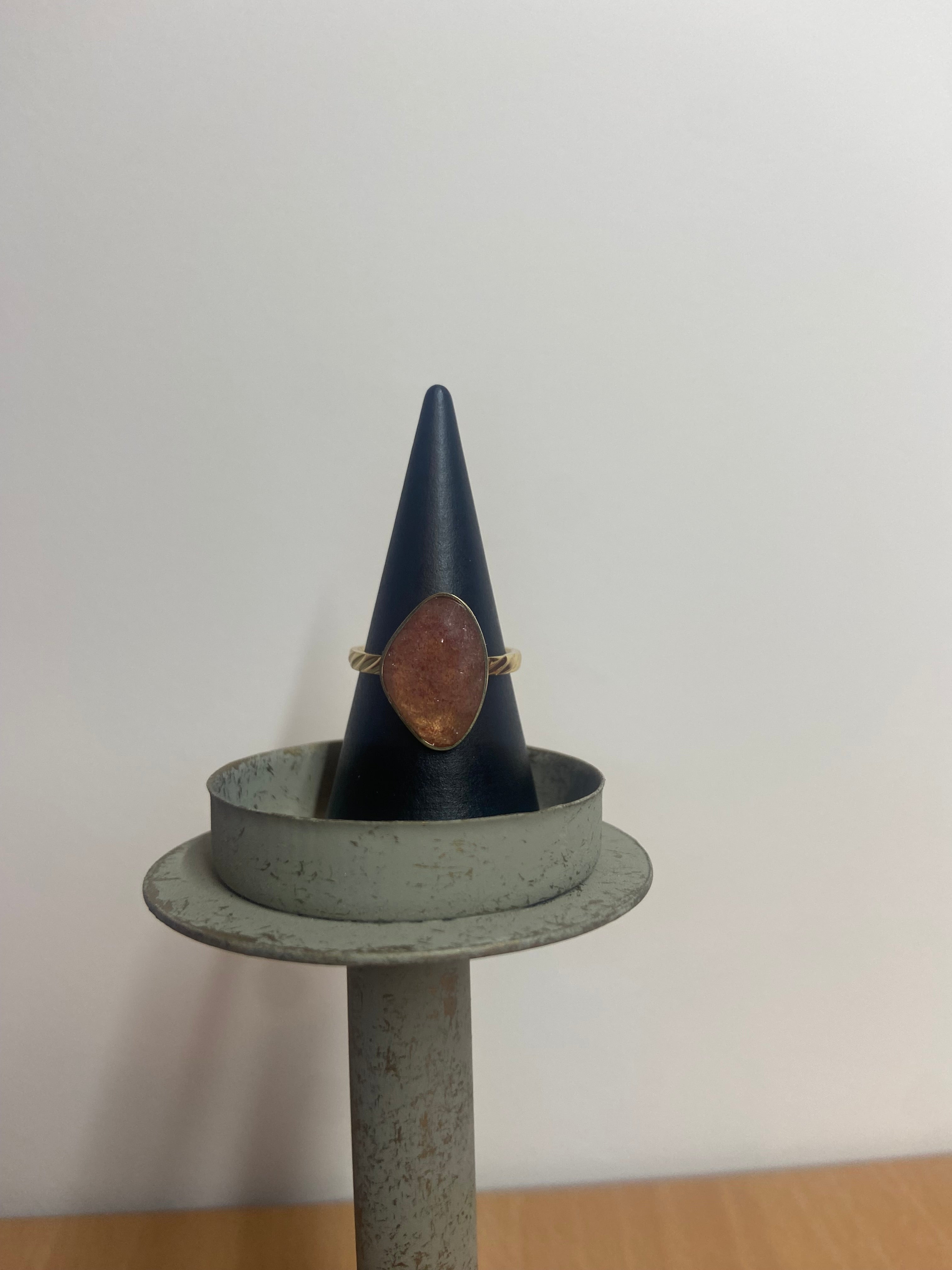 Gouden ring met berry quartz edelsteen