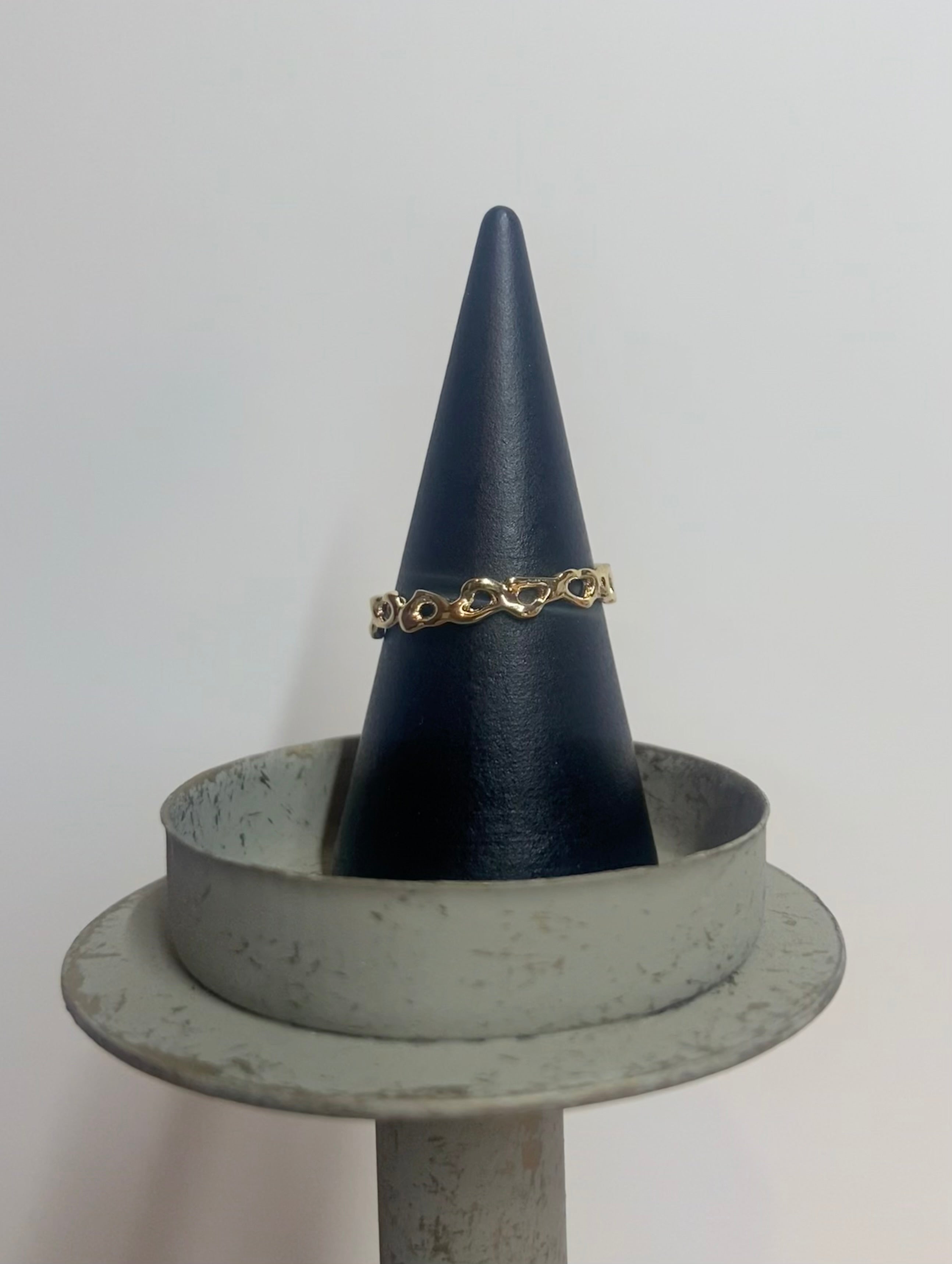 Gouden ring met open hartjes patroon