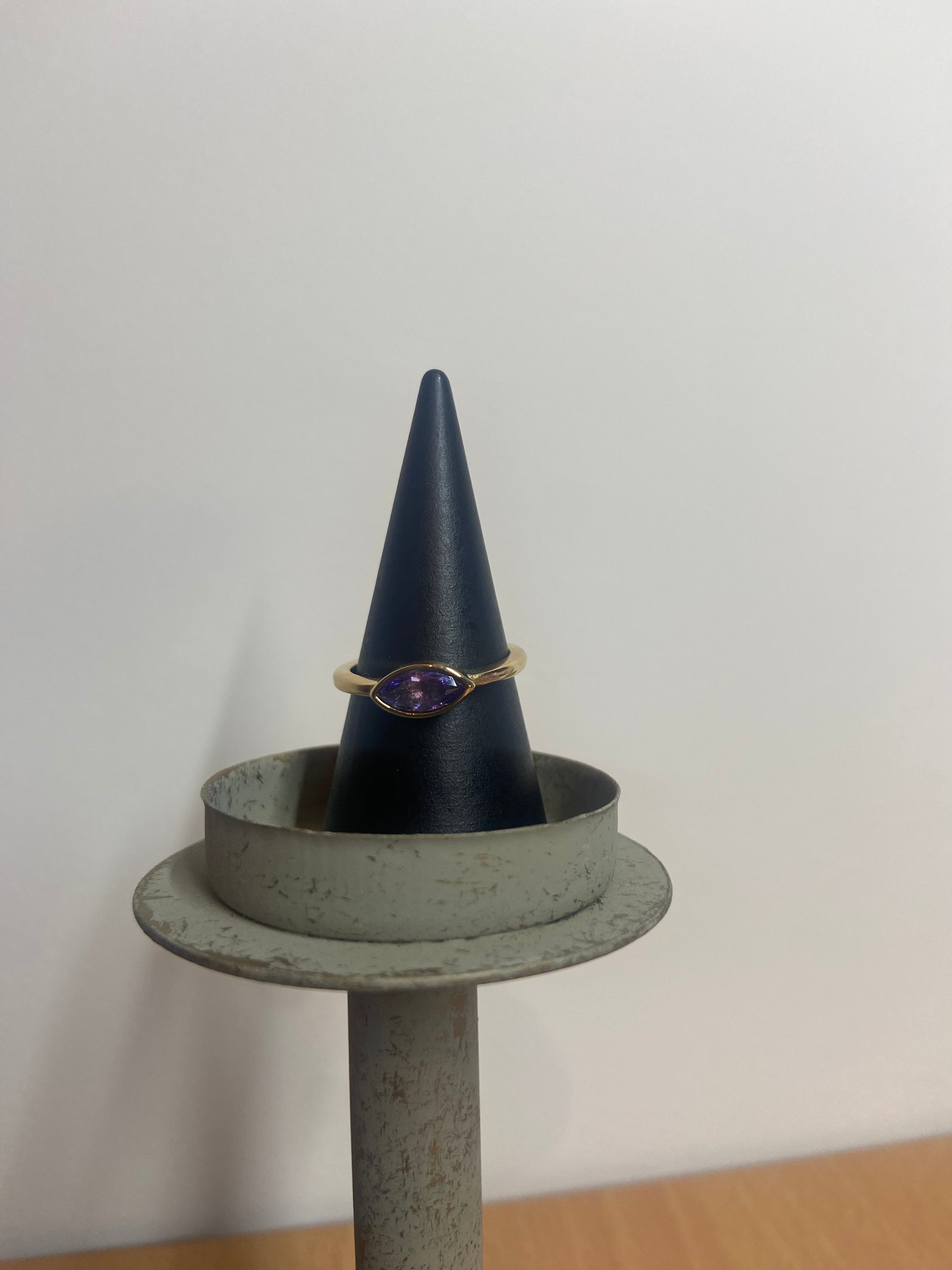 Gouden ring - paarse glassteen - vintage look