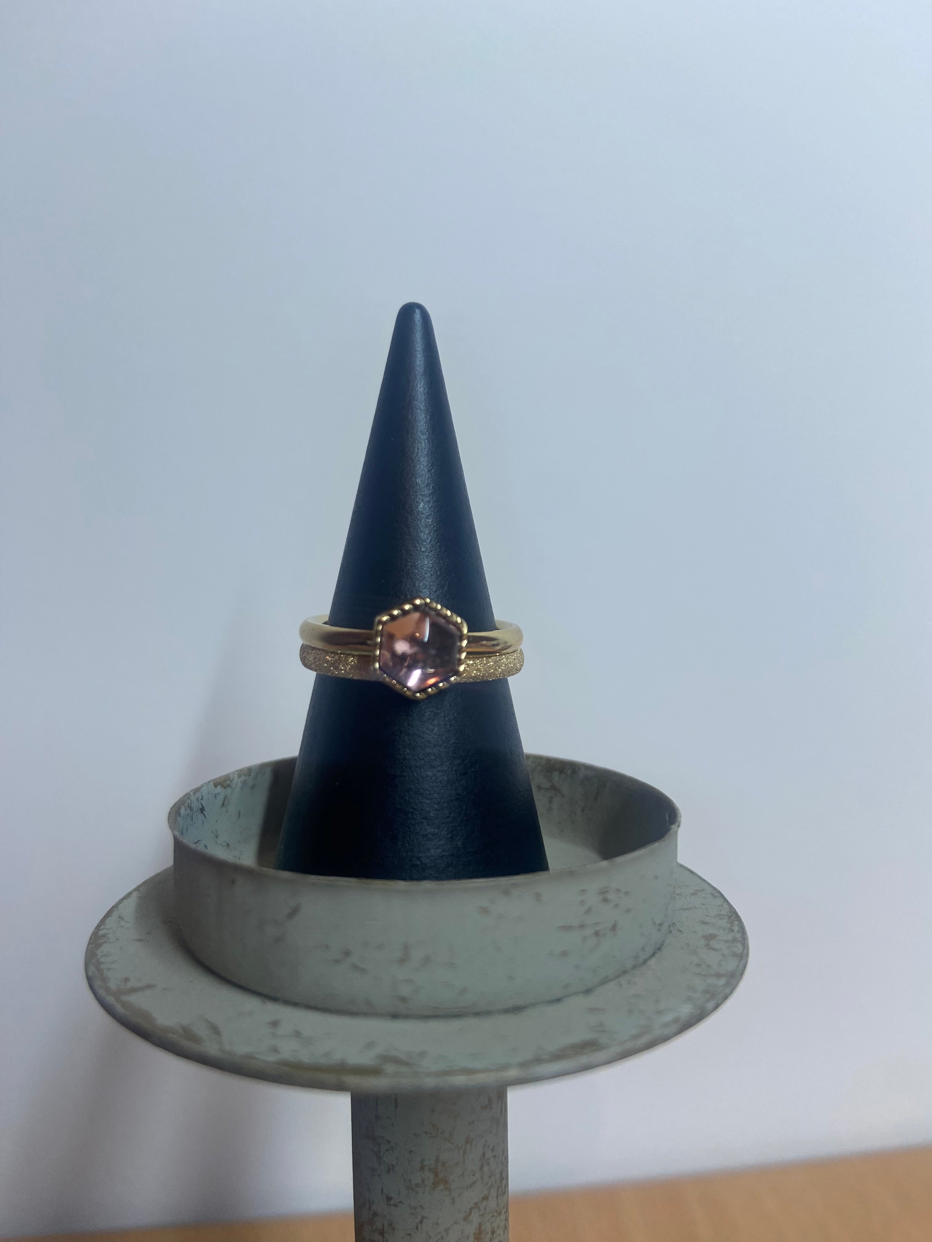 Gouden ring donkerroze glassteen zeshoekig