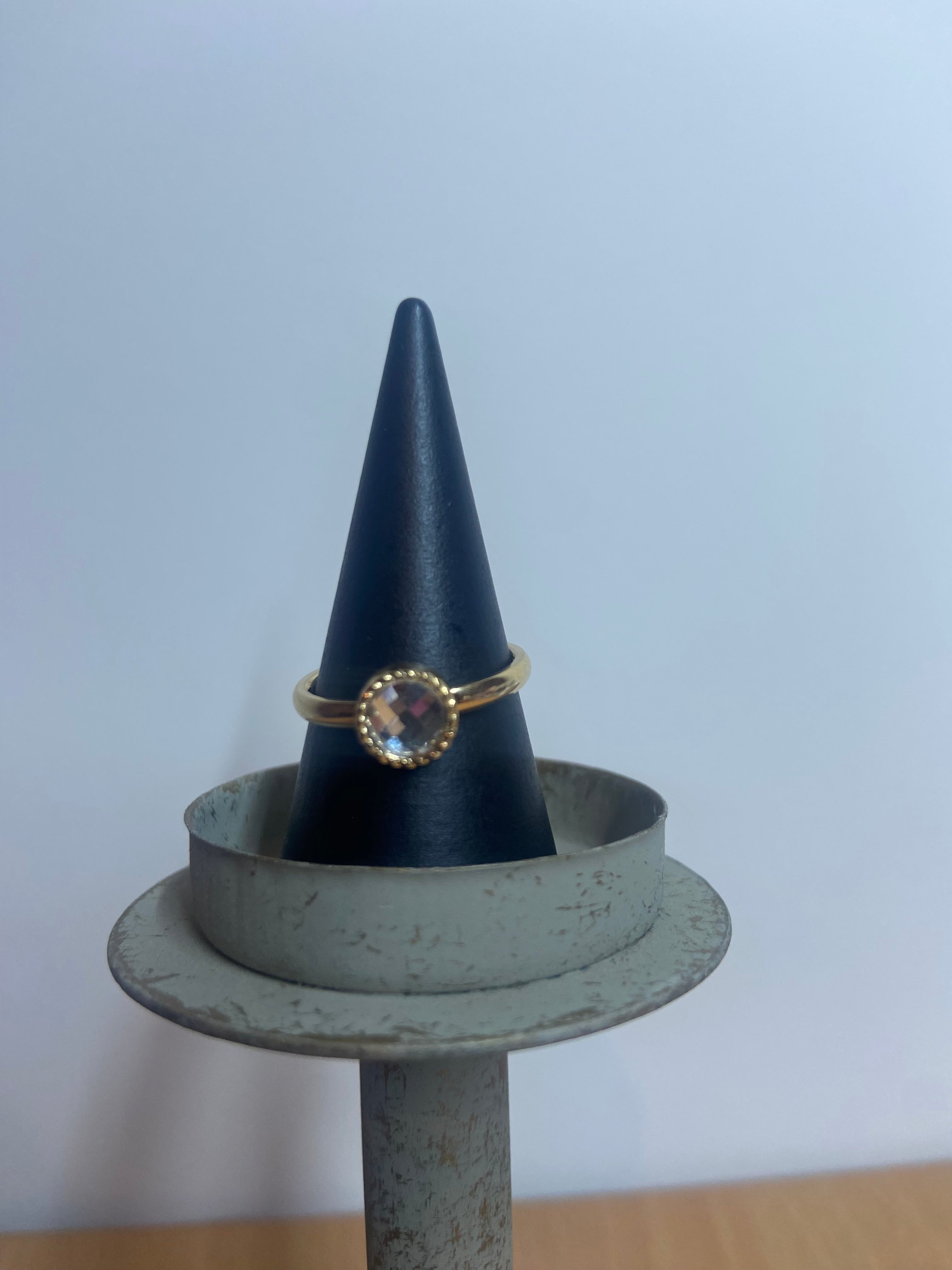 Gouden ring  met kristal glasssteen en twistend rand