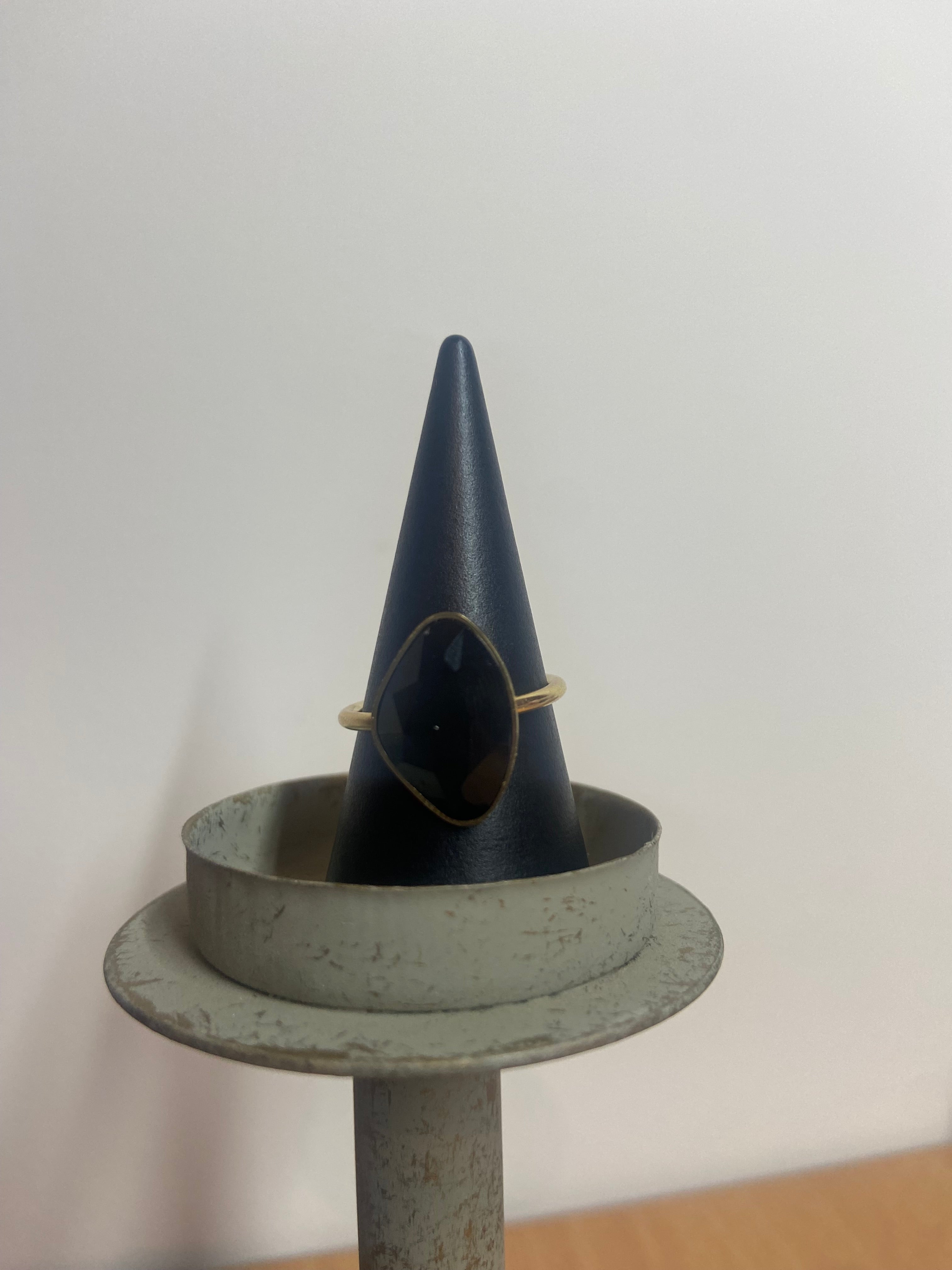 Gouden ring zwarte glassteen