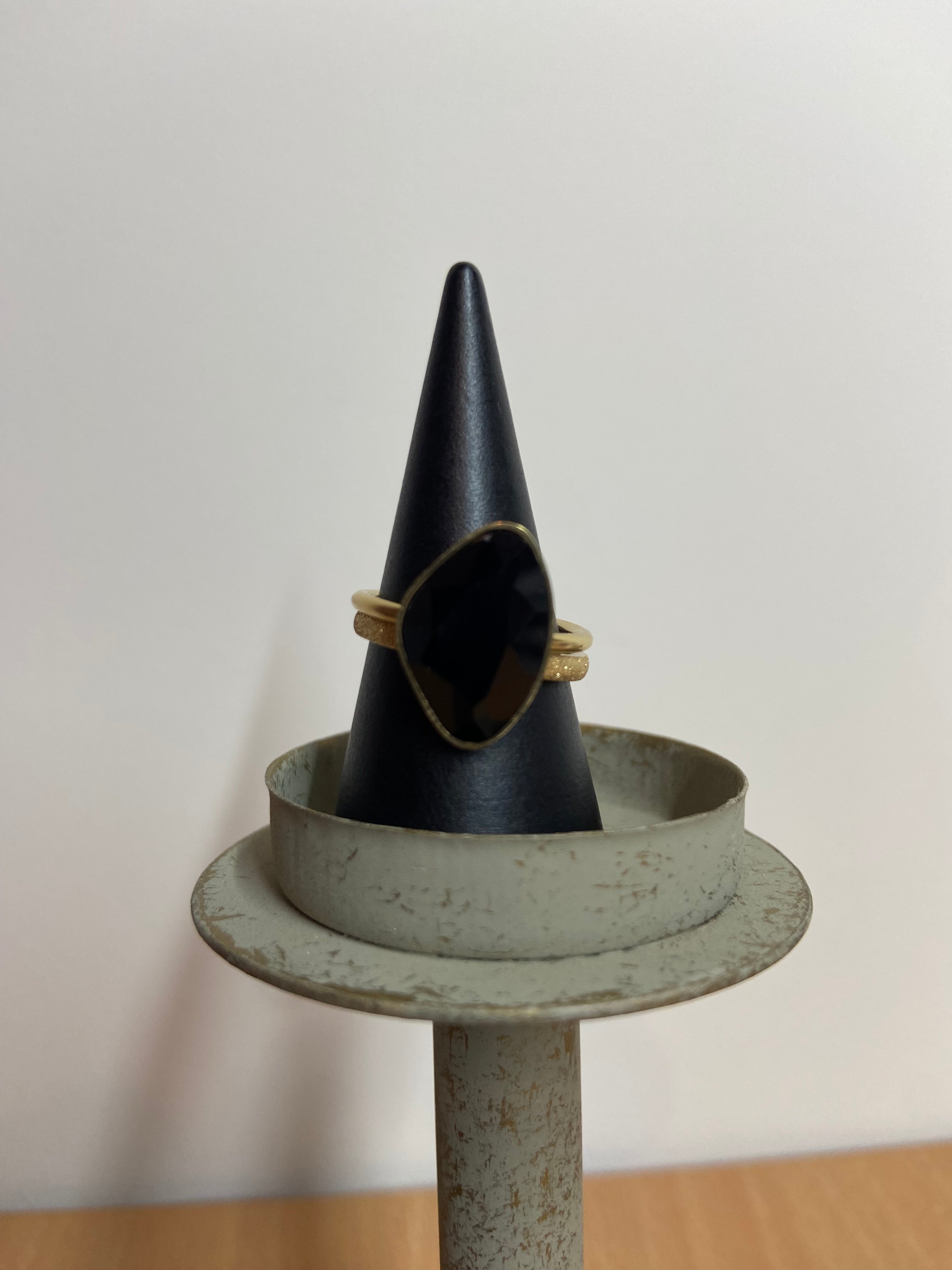 Gouden ring zwarte glassteen