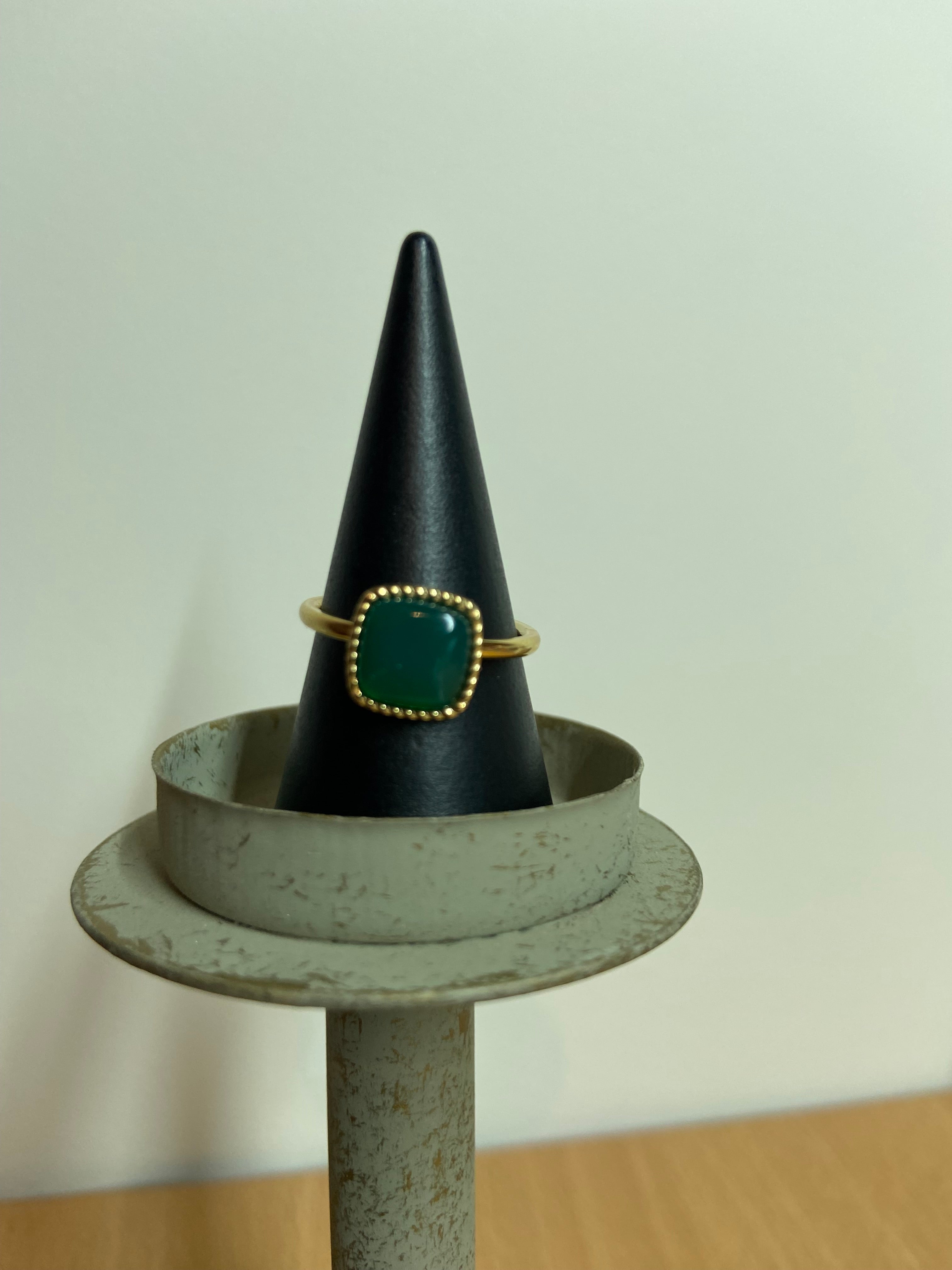 Gouden zegelring met groene agate edelsteen