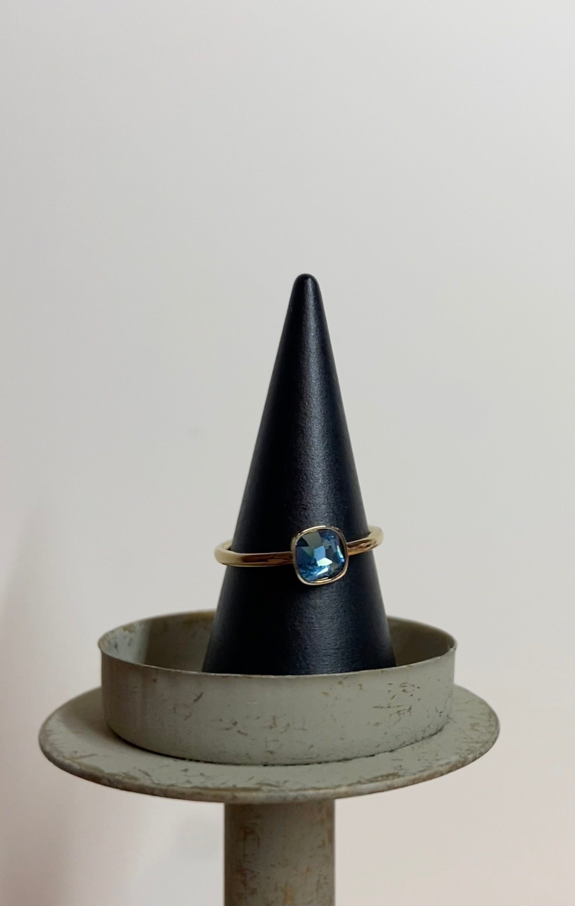 Gouden ring met blauwe glassteen