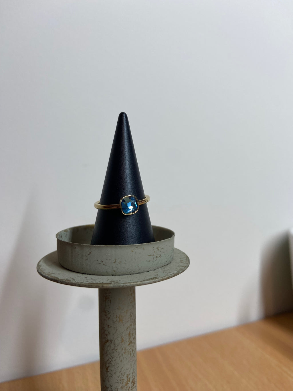 Gouden ring met blauwe glassteen