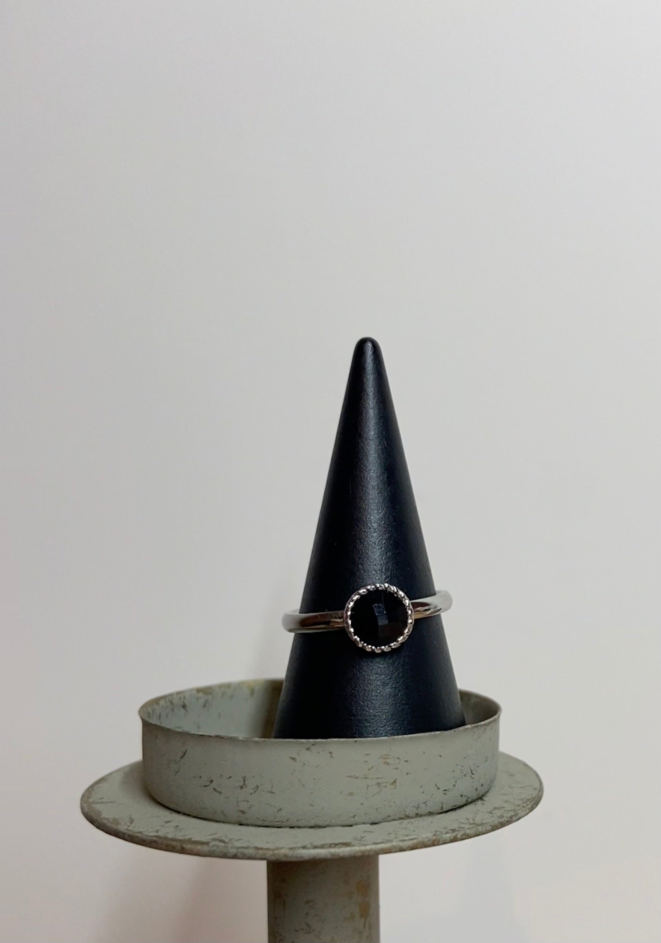 zilveren ring met zwarte glassteen en twisted rand