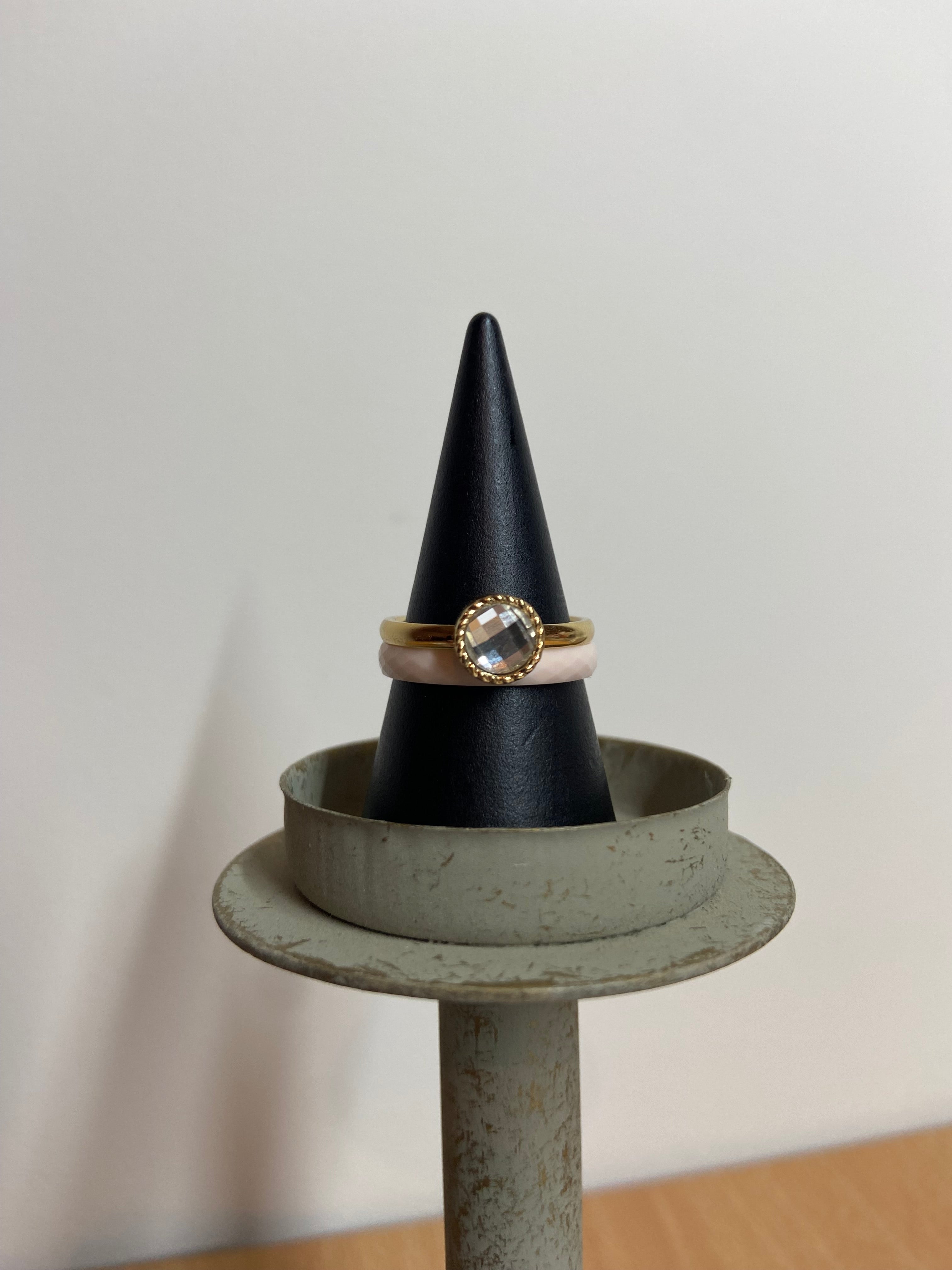 Gouden ring  met kristal glasssteen en twistend rand