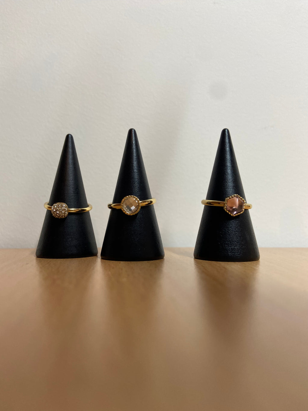 Gouden ring donkerroze glassteen zeshoekig